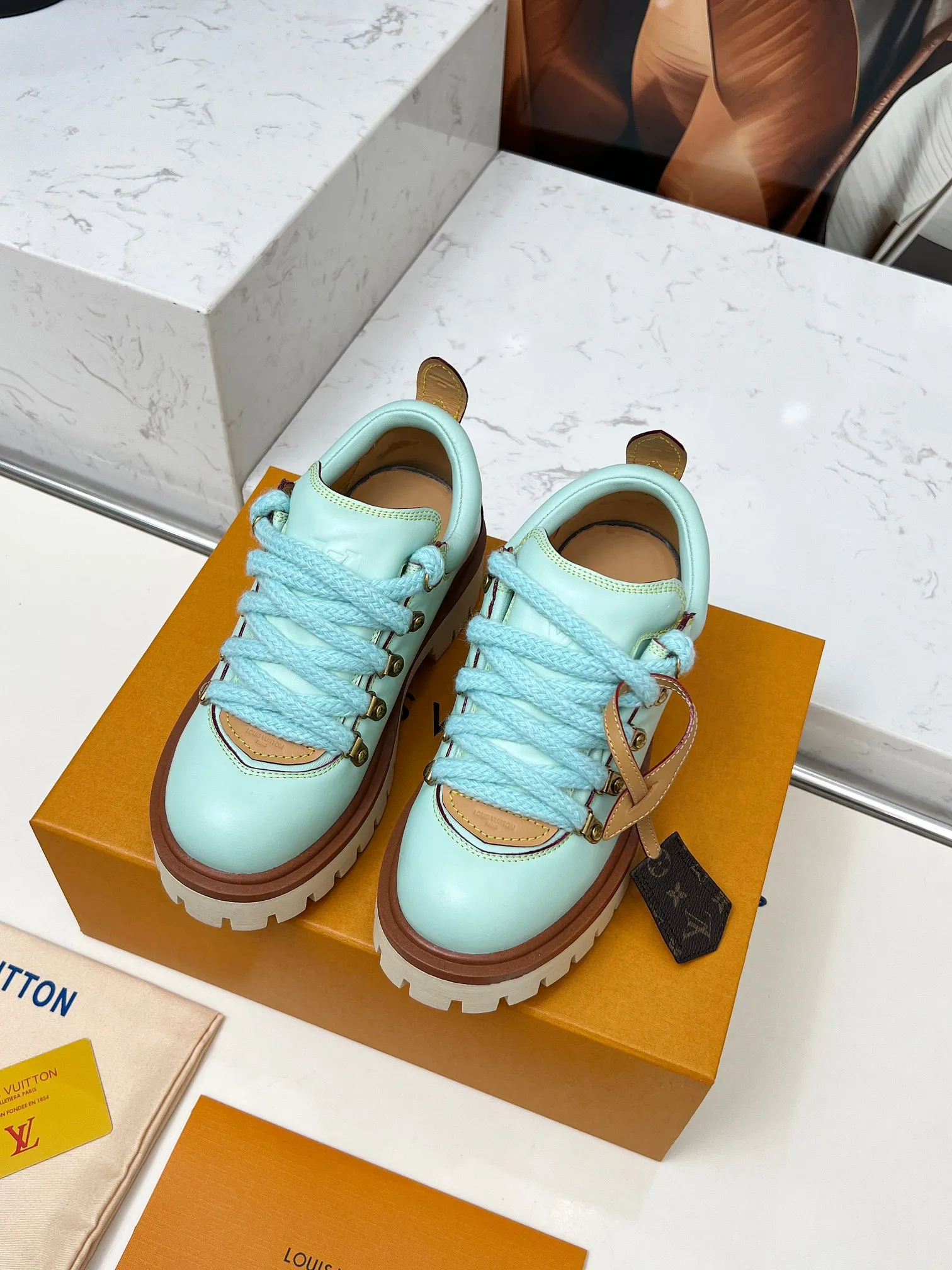 p660💰"Couple Style" LV Louis Vuitton's 2025 autumn and winter new style, developed one-to-one from the original version, retro fashionable, handsome and cool mountaineering derby shoes are now available.  Material: Imported first-layer cowhide Lining: Imported lambskin Outsole: Original molded TR non-slip outsole Sole height: 3.5cm Shoe size: Same style for men and women 35-45